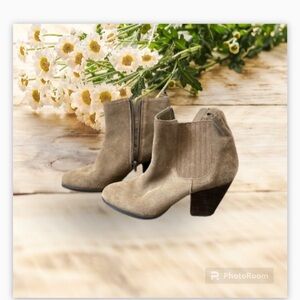 Nine West olive green suede booties 9